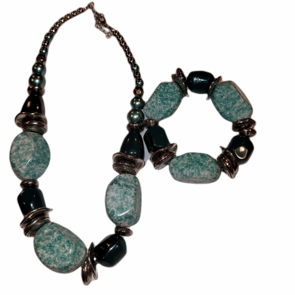 Green speckled and silver necklace & bracelet.